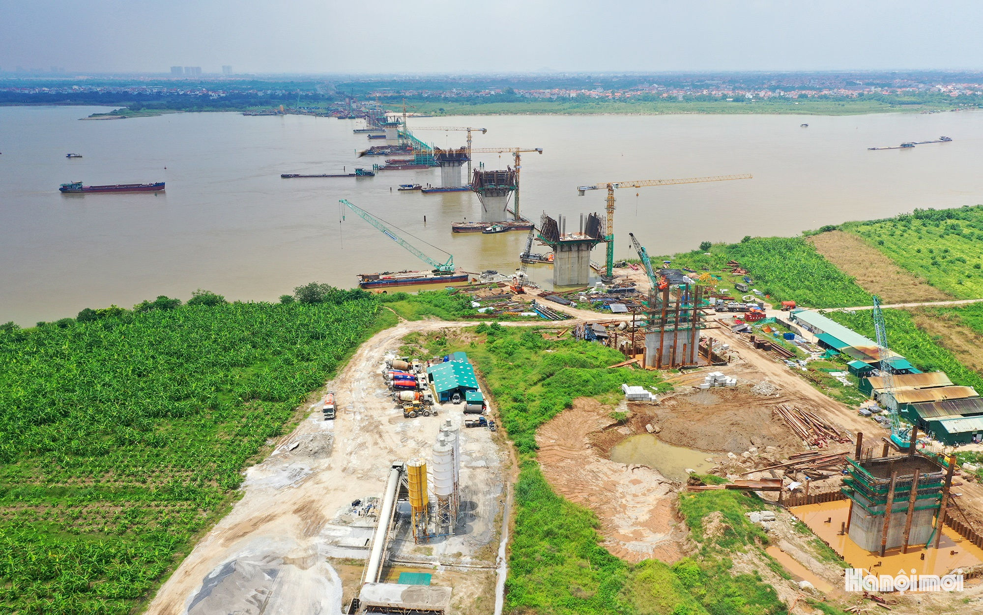 Toàn cảnh 9 trụ cầu Hồng Hà vươn lên giữa sông Hồng- Ảnh 1.