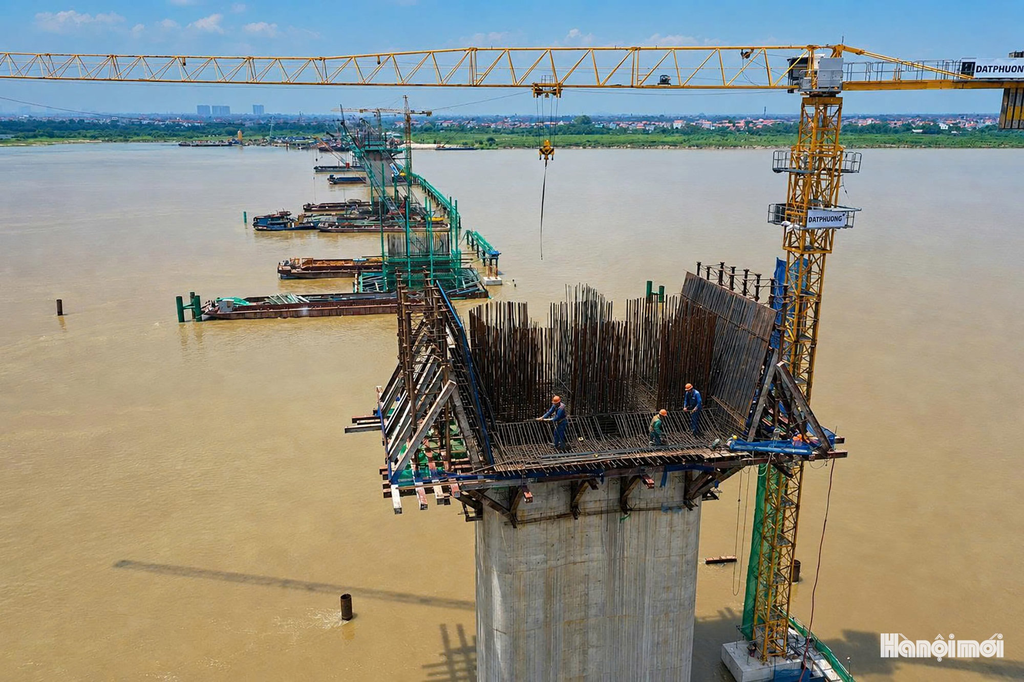 Toàn cảnh 9 trụ cầu Hồng Hà vươn lên giữa sông Hồng- Ảnh 4.