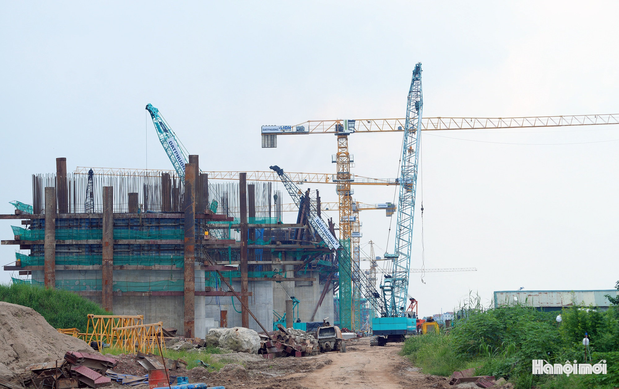 Toàn cảnh 9 trụ cầu Hồng Hà vươn lên giữa sông Hồng- Ảnh 9.