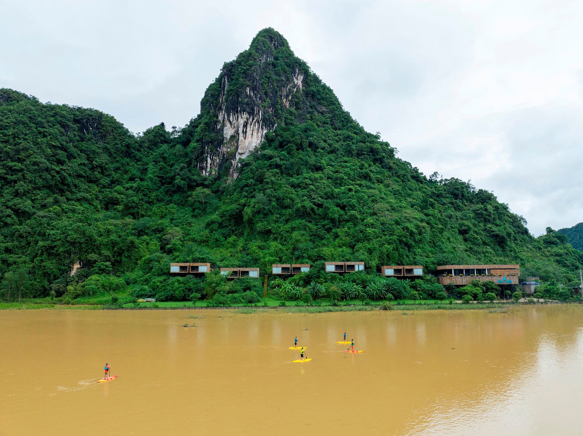 Việt Nam có ngôi làng "thích ứng thời tiết", càng mưa ngập càng đông khách, người dân nói ngôn ngữ riêng - Ảnh 8.