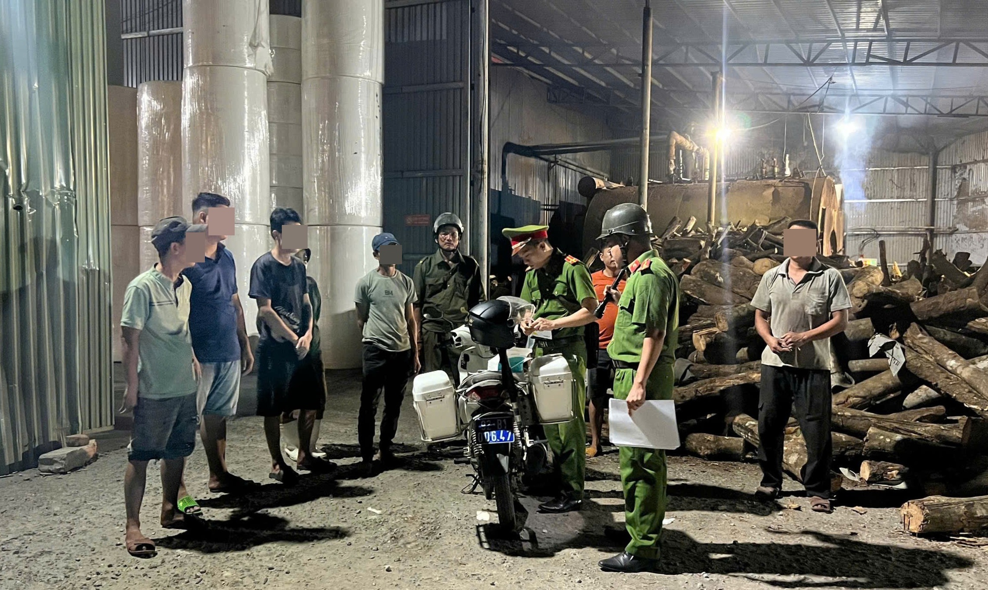 Tất cả người dân chú ý quy định mới về khai báo lưu trú cho người thân, bạn bè ở qua đêm - Ảnh 1.