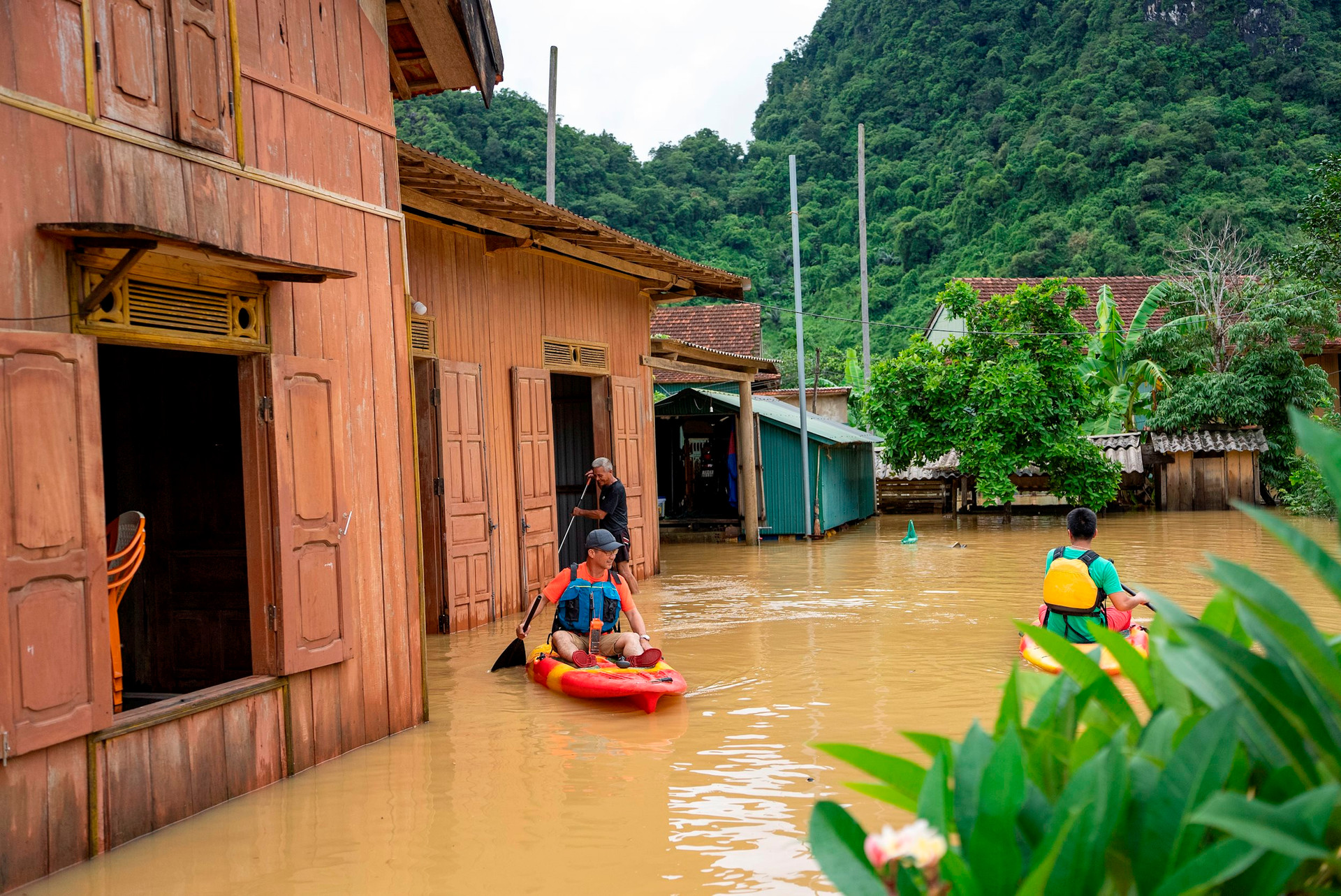 Việt Nam có ngôi làng "thích ứng thời tiết", càng mưa ngập càng đông khách, người dân nói ngôn ngữ riêng - Ảnh 6.