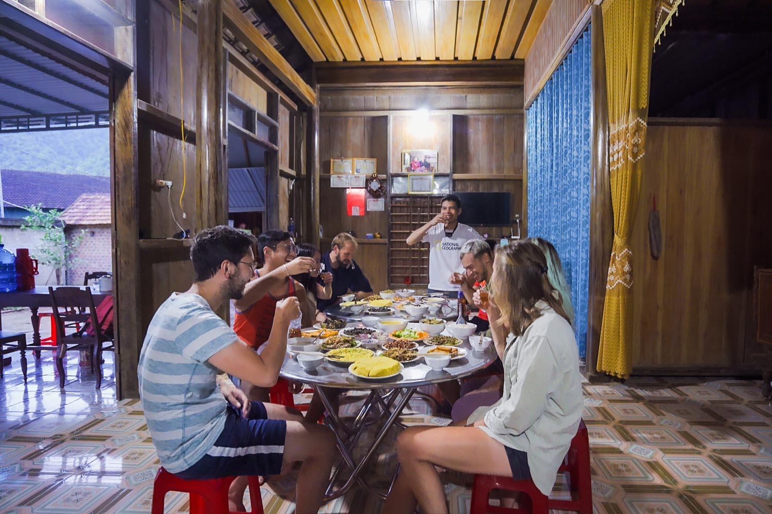 Việt Nam có ngôi làng "thích ứng thời tiết", càng mưa ngập càng đông khách, người dân nói ngôn ngữ riêng - Ảnh 9.