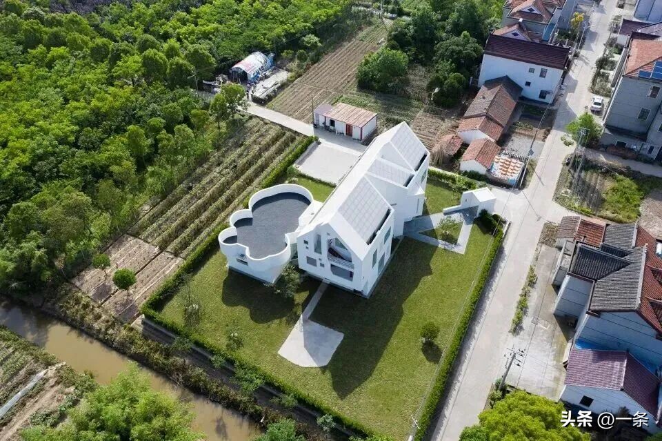 Chi 7 tỷ đồng xây biệt thự trắng giữa vùng quê: Cặp vợ chồng khiến cả làng ngỡ ngàng, nhưng điều đáng giá nhất lại không nằm ở ngôi nhà- Ảnh 4.