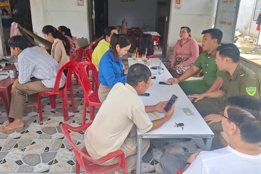 Công an điều tra cọc tiền mặt 50 triệu đồng nằm chỏng chơ bên đường, người đàn ông SN 1990 phải làm việc với cơ quan chức năng - Ảnh 2.