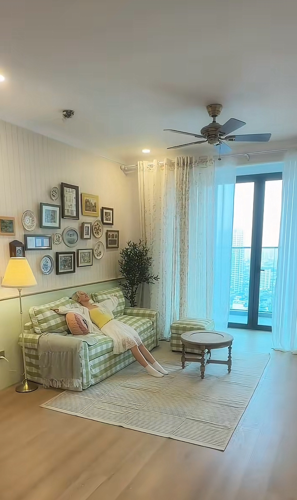 Hậu Hoàng khoe tậu nhà mới, decor đẹp như manga Nhật, nhan sắc tuổi 31 trẻ khủng khiếp! - Ảnh 1.
