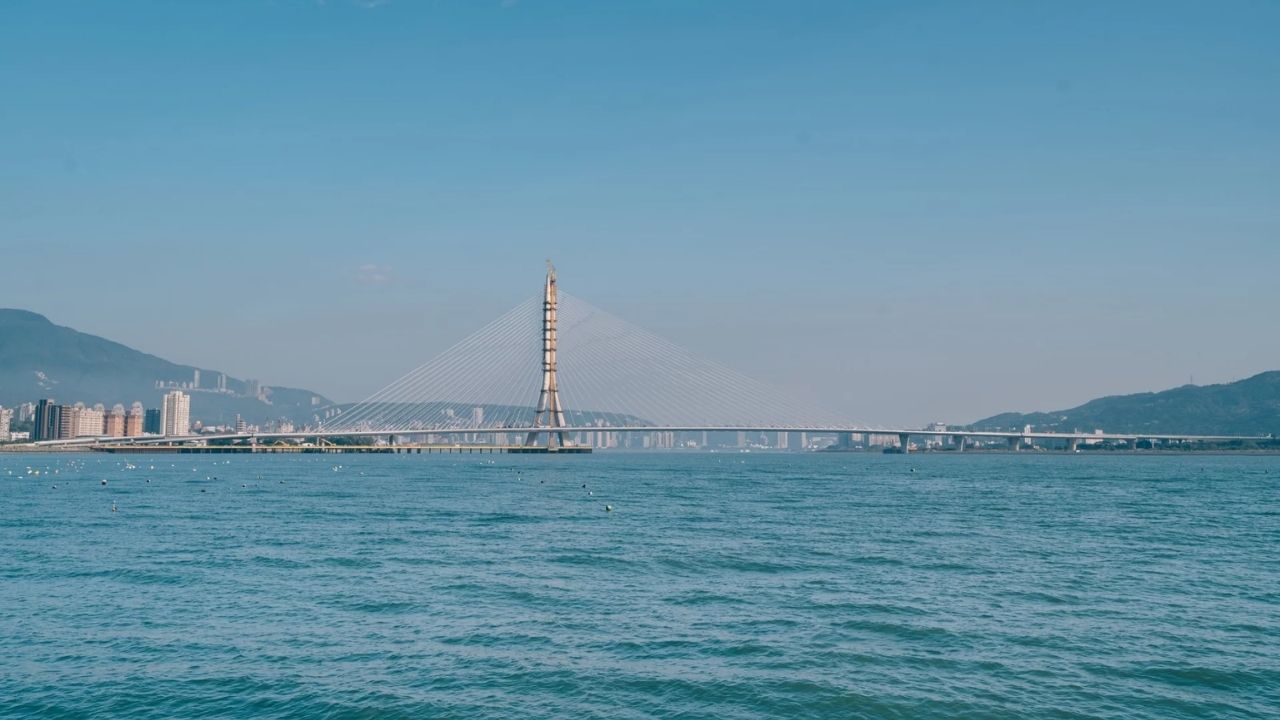 Phát hiện trụ bê tông cốt thép cao 200 m được dựng giữa cửa sông, thứ nó 'gánh' phía trên là công trình dài 914 m từng bị xem là không thể xây dựng- Ảnh 2. Phát hiện trụ bê tông cốt thép cao 200 m được dựng giữa cửa sông, thứ nó 'gánh' phía trên là công trình dài 914 m từng bị xem là không thể xây dựng- Ảnh 2.