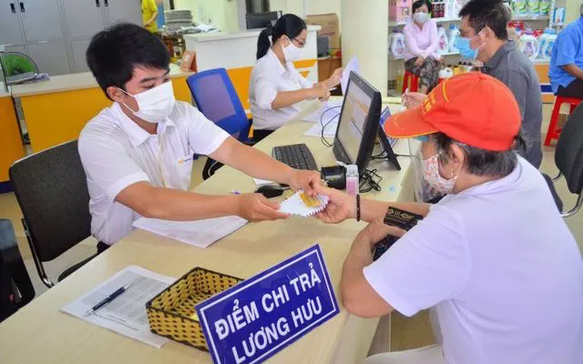 Hơn 3,55 triệu người đã nhận lương hưu, trợ cấp BHXH theo mức hưởng mới - Ảnh 1.