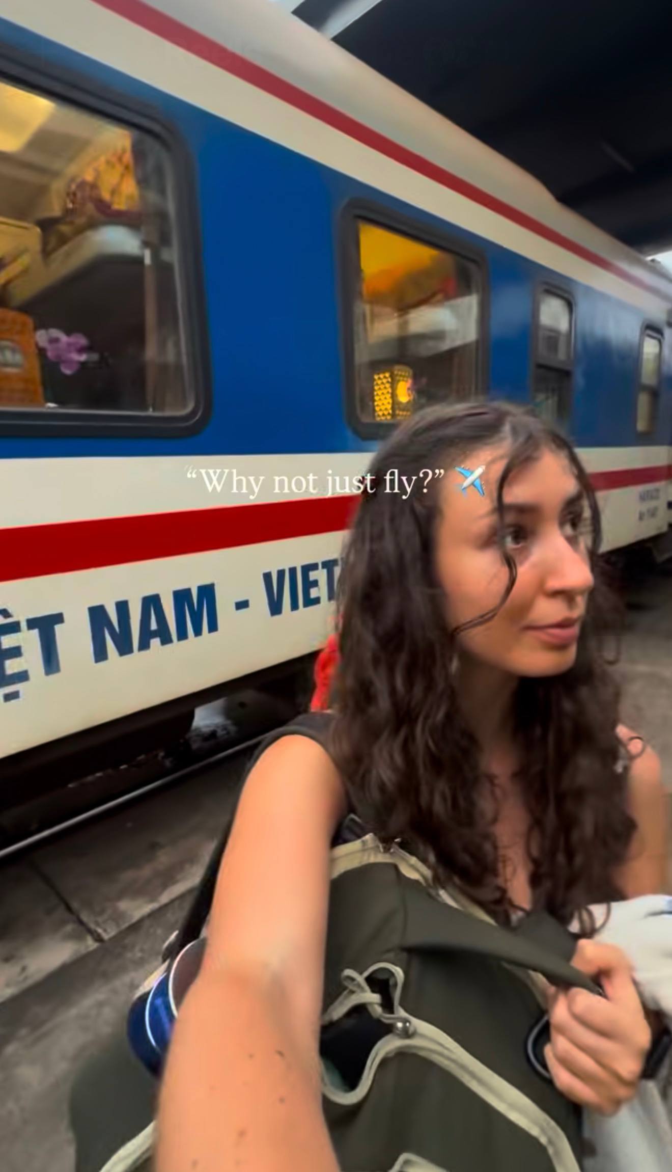 Khách Tây nhất quyết đi tàu hỏa du lịch Việt Nam thay vì đi máy bay, dõng dạc tuyên bố: “17 tiếng nhưng đáng từng phút” - Ảnh 1.