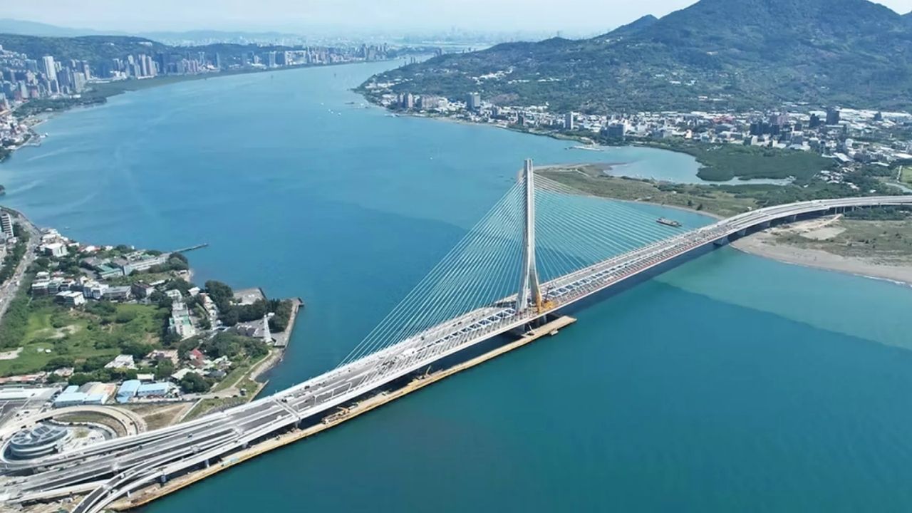 Phát hiện trụ bê tông cốt thép cao 200 m được dựng giữa cửa sông, thứ nó 'gánh' phía trên là công trình dài 914 m từng bị xem là không thể xây dựng- Ảnh 1. Phát hiện trụ bê tông cốt thép cao 200 m được dựng giữa cửa sông, thứ nó 'gánh' phía trên là công trình dài 914 m từng bị xem là không thể xây dựng- Ảnh 1.