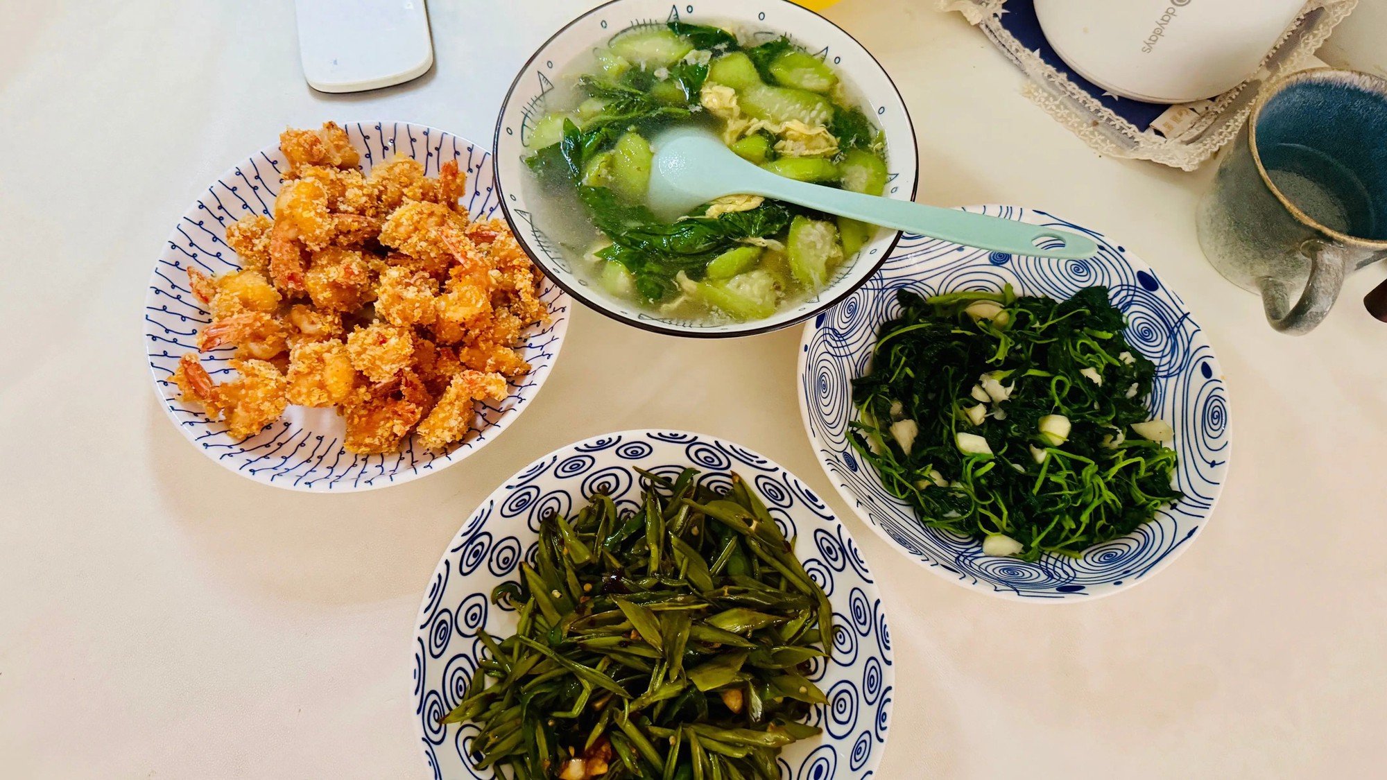 Không cần sơn hào hải vị, bữa cơm cuối tuần của gia đình tôi toàn món nấu nhanh nhưng ai cũng hào hứng- Ảnh 1.