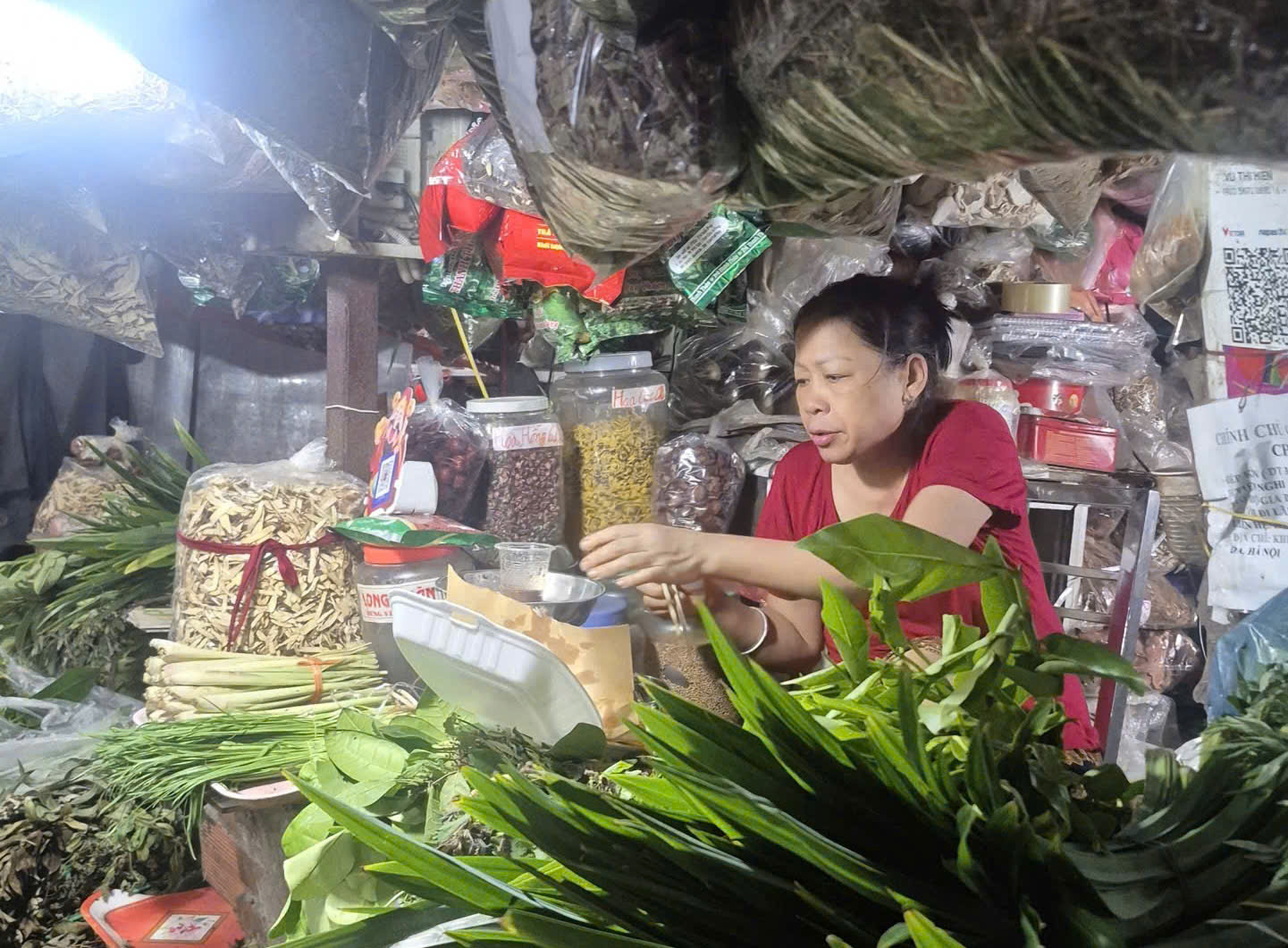 Xăng dầu giảm, giá nhiều mặt hàng vẫn ổn định ở mức cao  - Ảnh 1.