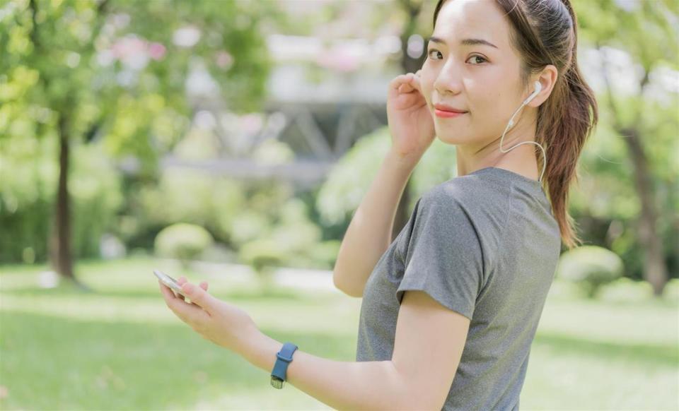 Phụ nữ nhìn trẻ hơn tuổi thường có chung 6 thói quen này: Chỉ cần duy trì được 3 điều cũng đã "ăn đứt" nhiều người cùng tuổi- Ảnh 1.