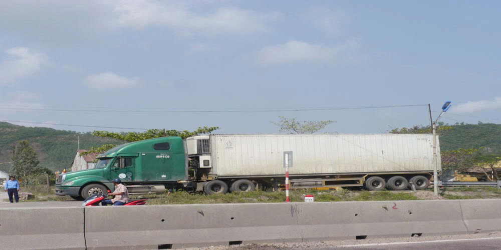 Phát hiện xe tải màu xanh lạ, công an Việt Nam lập tức theo dõi giám sát, kiểm tra - Ảnh 1.