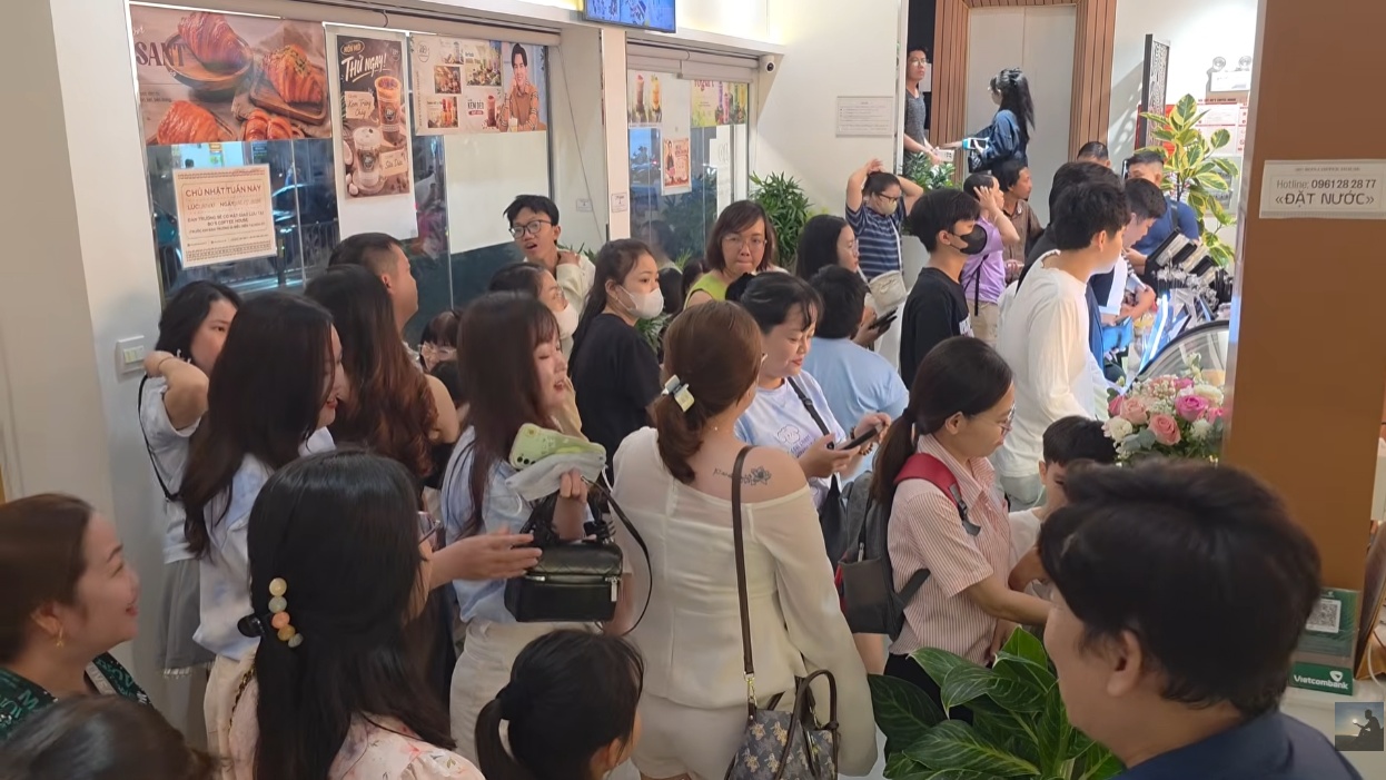 Nam ca sĩ đình đám bán cà phê ở phường Tân Định, vừa mở quán đã quá tải- Ảnh 1.