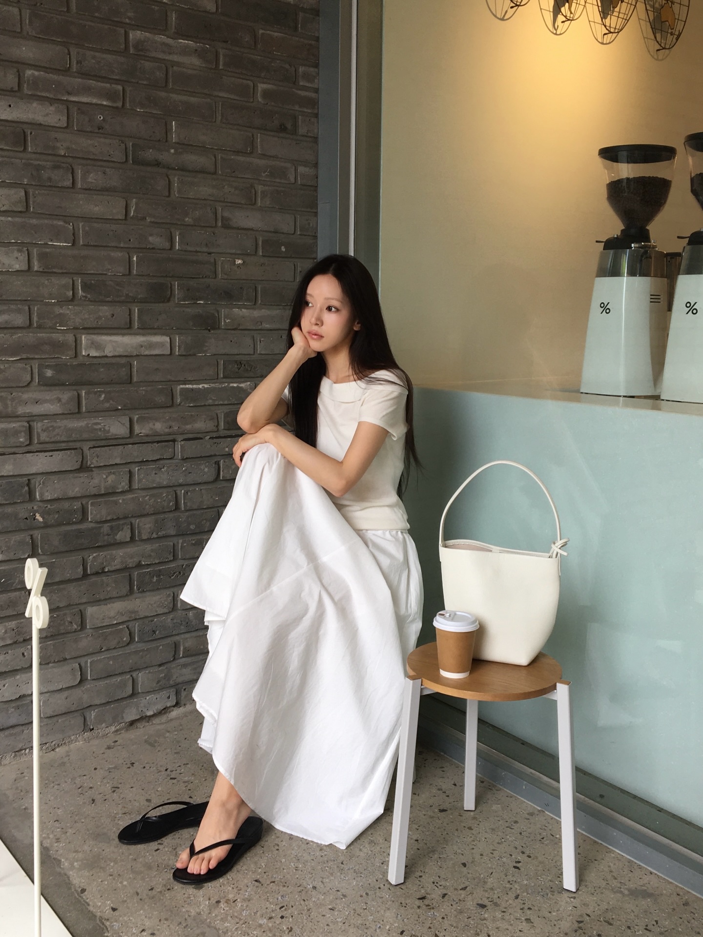 Chân váy dài mùa này quá đẹp, chị em ghim ngay 5 cách mặc sành điệu từ dạo phố tới đi du lịch - Ảnh 9.