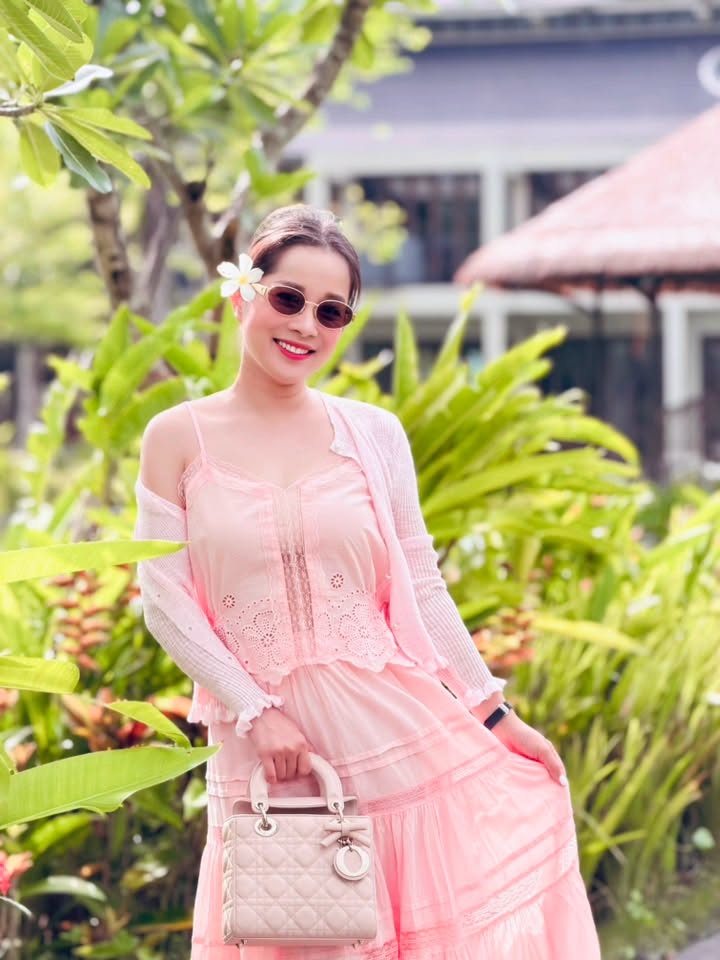 Nàng "Vàng Anh" đình đám 40 tuổi thành đại úy công an, ngày càng đẹp gợi cảm, mạnh mẽ vượt biến cố- Ảnh 2.