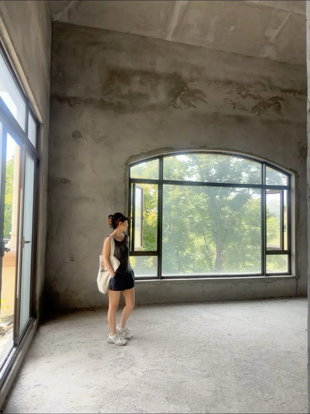 Mẹ đơn thân chi 1,2 tỷ cải tạo biệt thự ở cùng bạn trai 24 tuổi - Ảnh 2.