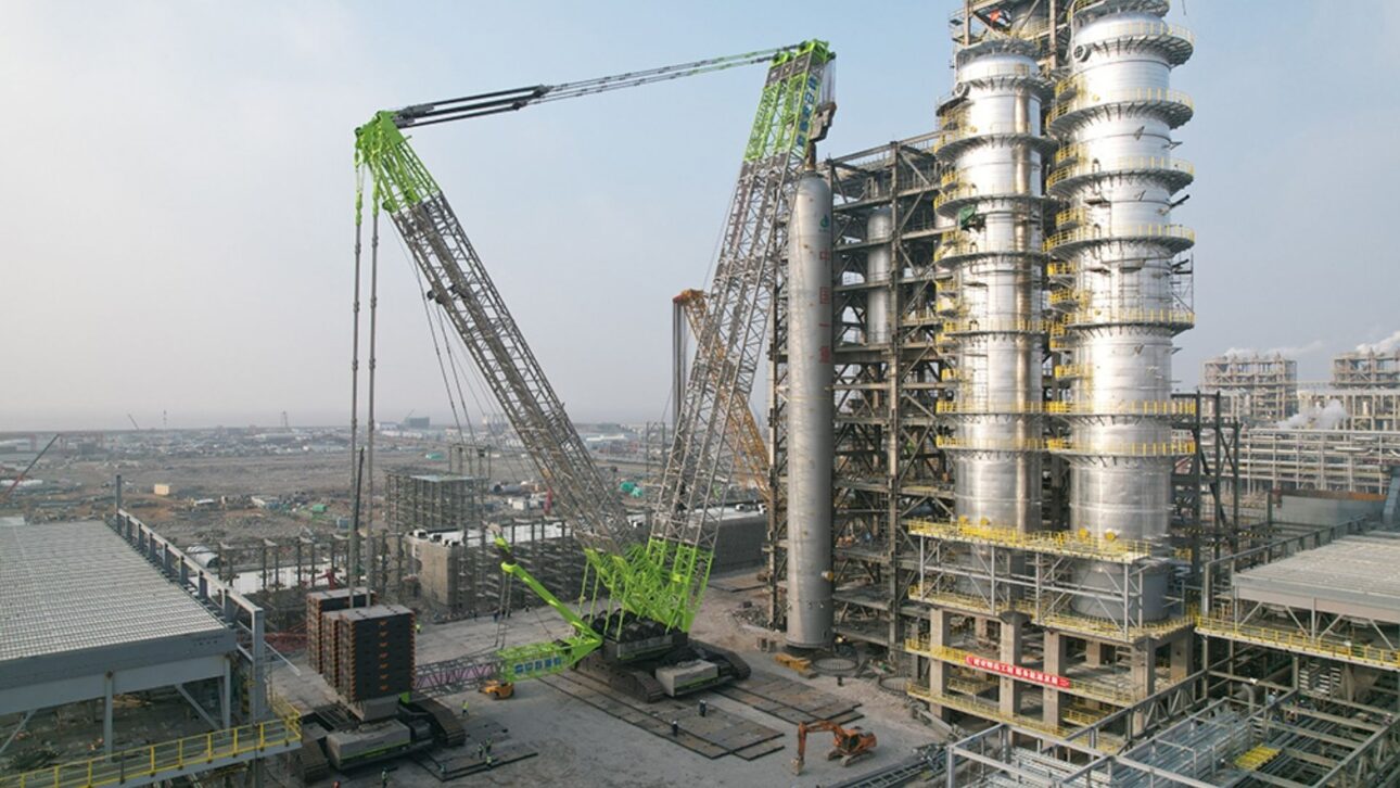 Cần cẩu khổng lồ 3.600 tấn phá vỡ hai kỷ lục thế giới khi lắp đặt lò phản ứng hydro hóa nguyên khối lớn nhất thế giới nặng 3.037 tấn chỉ trong sáu ngày - Ảnh 2.