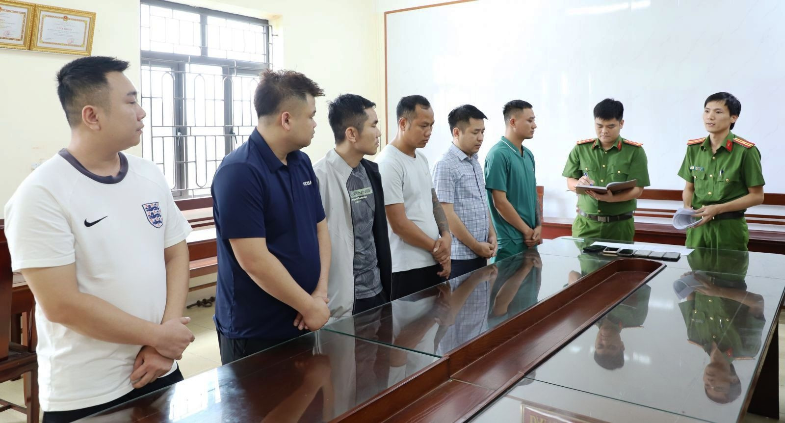 Liên tiếp triệt phá 2 đường dây cá độ bóng đá lên tới 900-1.000 tỷ đồng, tạm giữ 19 đối tượng- Ảnh 1.