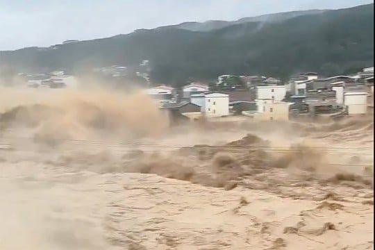 Vỡ đập ở Trung Quốc, nhiều hồ chứa khác báo động đỏ- Ảnh 1.