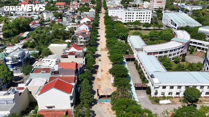 Cảnh ngổn ngang tại dự án mương ngầm thoát nước hàng trăm tỷ thi công 'rùa bò'- Ảnh 1.