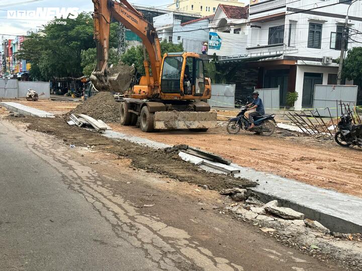 Cảnh ngổn ngang tại dự án mương ngầm thoát nước hàng trăm tỷ thi công 'rùa bò'- Ảnh 2.