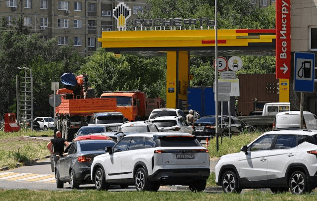 Ukraine tấn công hạ tầng năng lượng, người dân Nga xoay sở trong cảnh thiếu xăng- Ảnh 1.