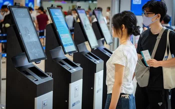Nội Bài triển khai kiosk mới, xác thực hành khách trong khoảng 10 giây- Ảnh 1.