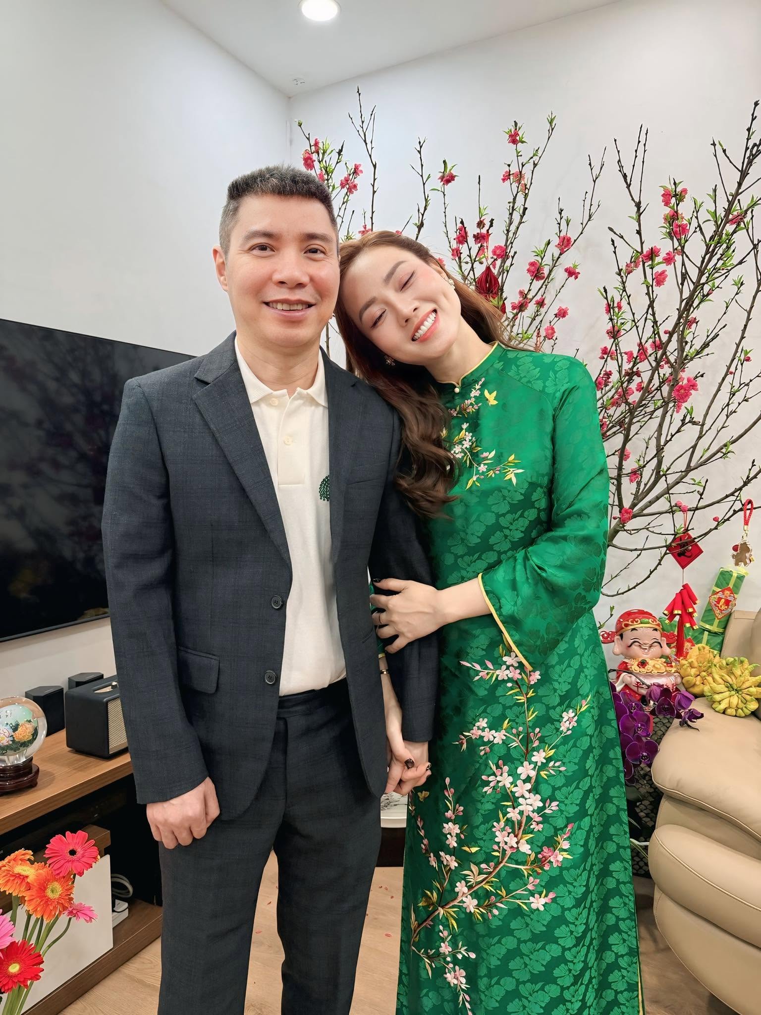 Vợ kém 15 tuổi NSND Công Lý nói thẳng: "Chồng ốm thì cả nước biết, số khổ cả nước cũng hay" - Ảnh 2.