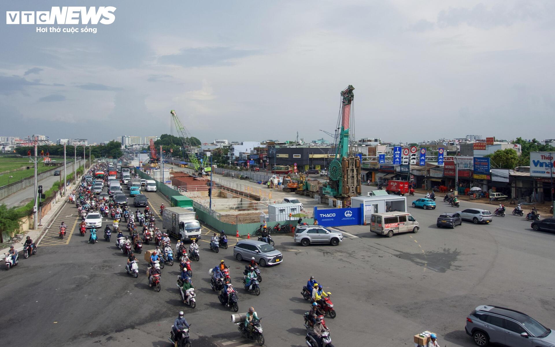 Tấp nập thi công ga ngầm đầu tiên của metro Bến Thành - Tham Lương- Ảnh 1.