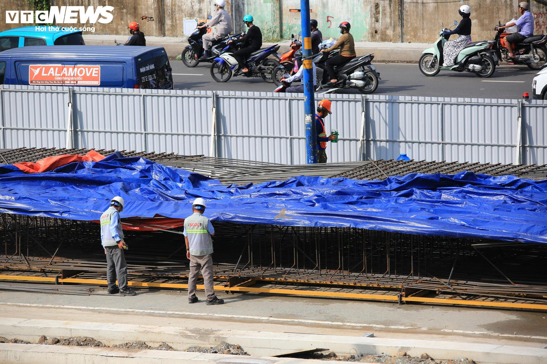Tấp nập thi công ga ngầm đầu tiên của metro Bến Thành - Tham Lương- Ảnh 3.