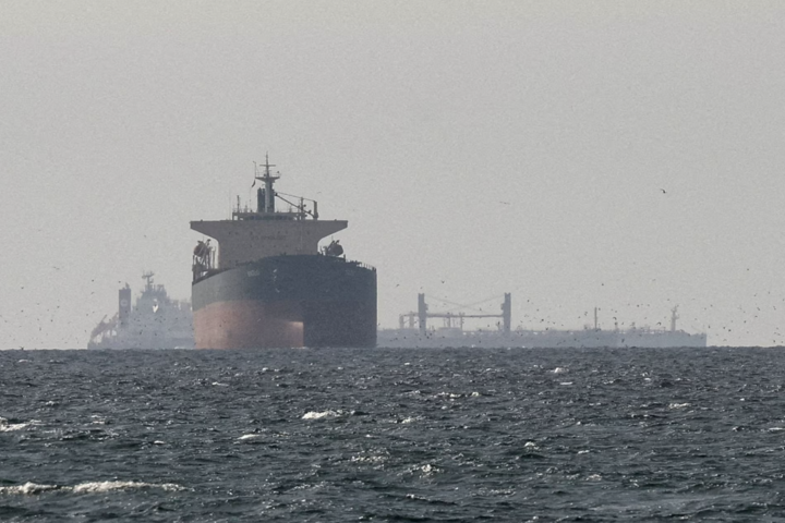 Mỹ mở đợt không kích mới vào Iran, khôi phục trừng phạt dầu mỏ- Ảnh 1.