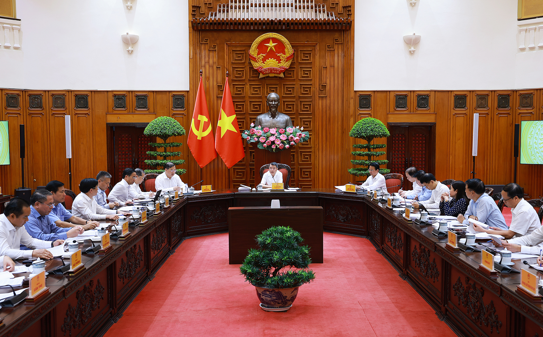 Thủ tướng chủ trì họp về thu hồi tài sản bị thất thoát trong các vụ án- Ảnh 1.