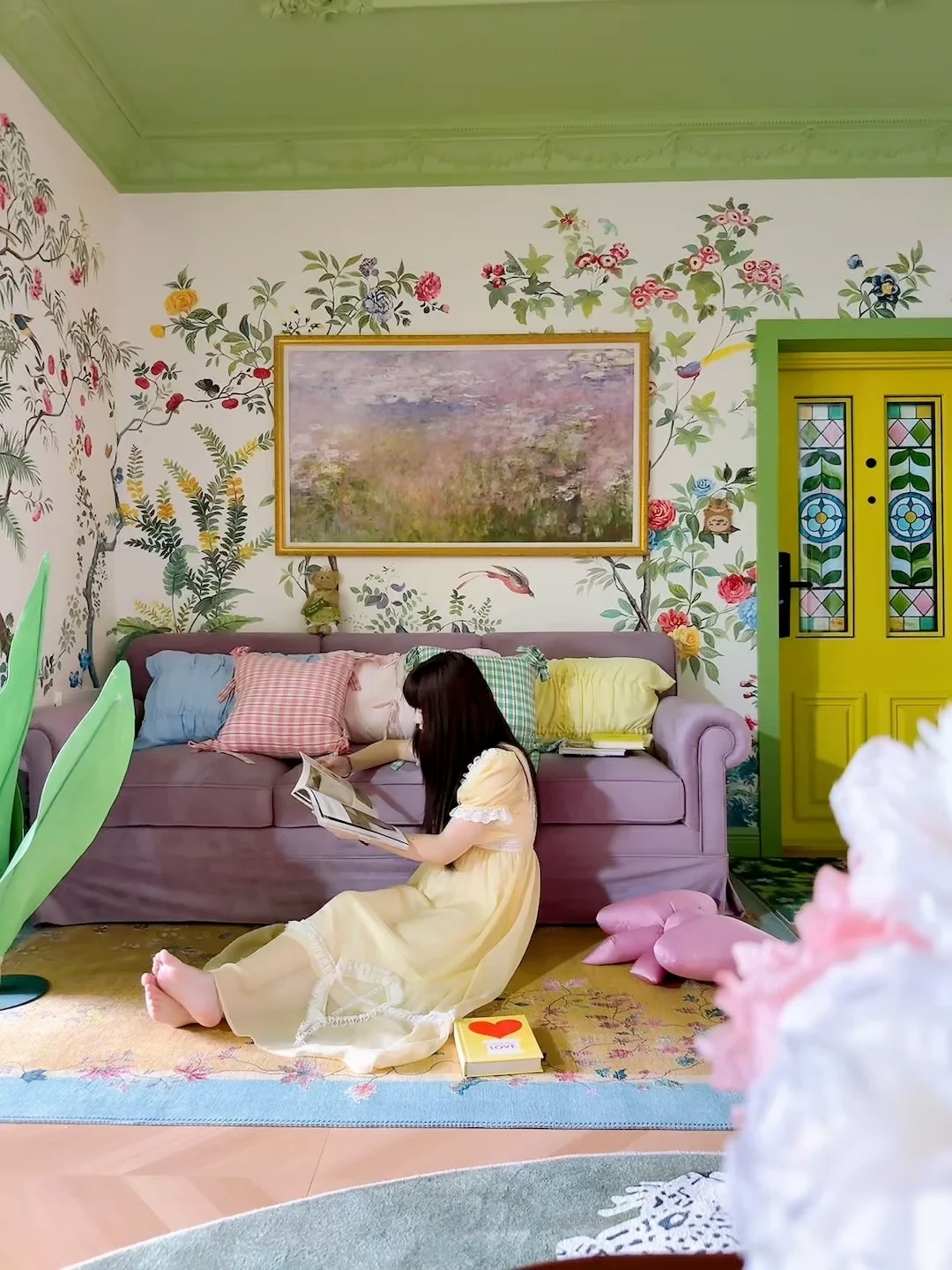 Không phải công chúa nhưng sống trong "lâu đài cổ tích" 90m2, ghế ngồi 12 triệu/chiếc - Ảnh 1.