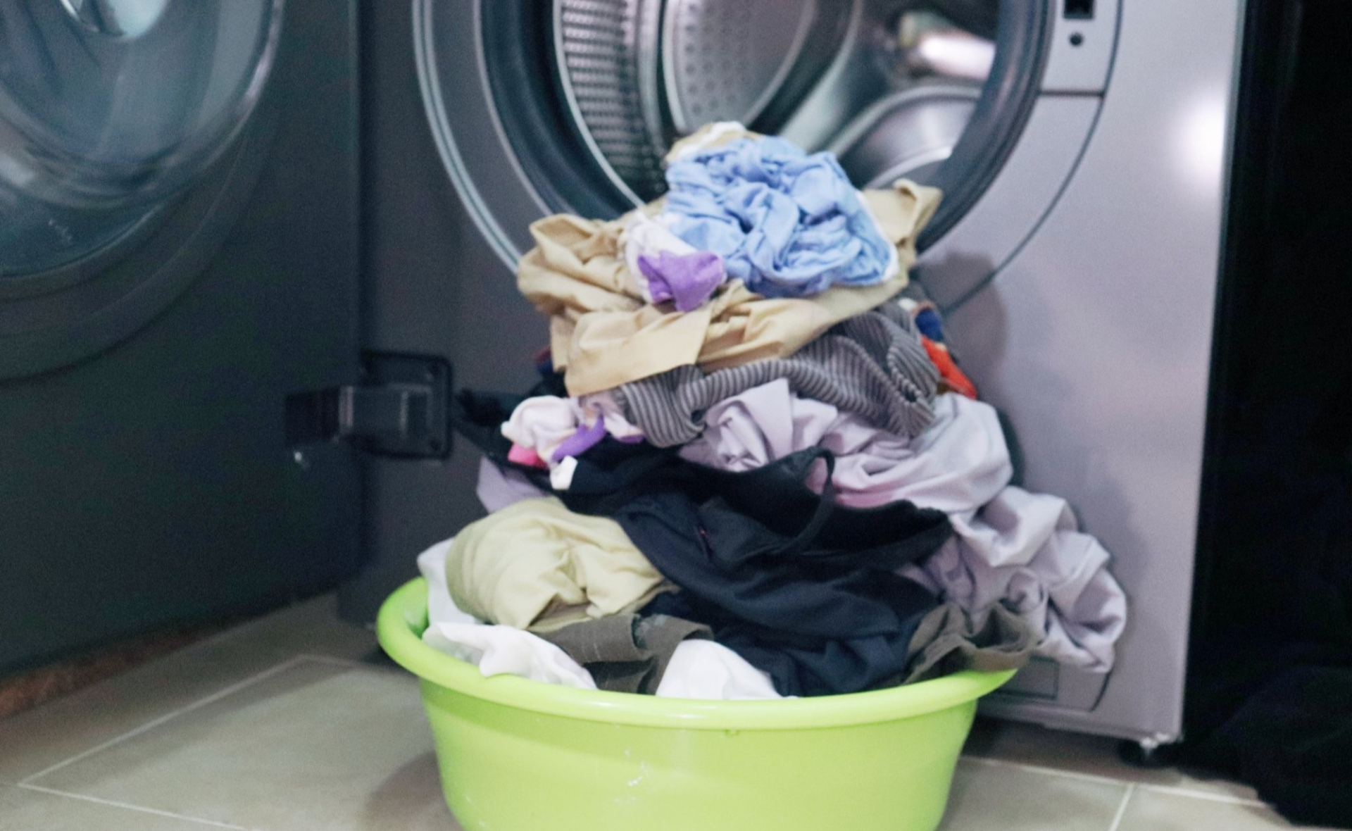 Đừng lạm dụng chế độ giặt nhanh trên máy giặt: Nhiều người dùng sai cách nên quần áo càng giặt càng bẩn, nhanh xuống cấp - Ảnh 4.