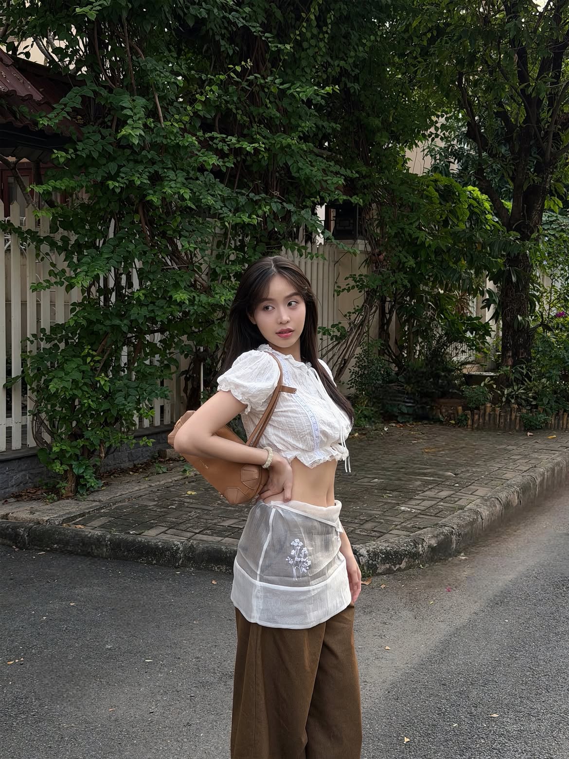 Mỹ nữ rơi lệ khiến 3 triệu người muốn che chở: Nhan sắc ngọt ngào trong trẻo, gu thời trang được khen không ngớt- Ảnh 2.