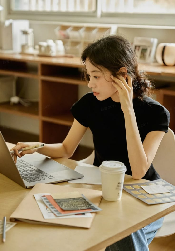 8 khoản chi đang "ngốn" nhiều tiền nhất của các gia đình hiện nay: Không phải mua sắm hay du lịch mà là những khoản rất khó cắt giảm - Ảnh 1.