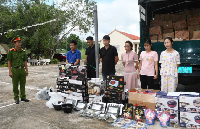 Thi hành lệnh khám xét nhiều địa điểm, bắt giam Lê Thị Hương SN 1994 và đồng bọn - Ảnh 1.