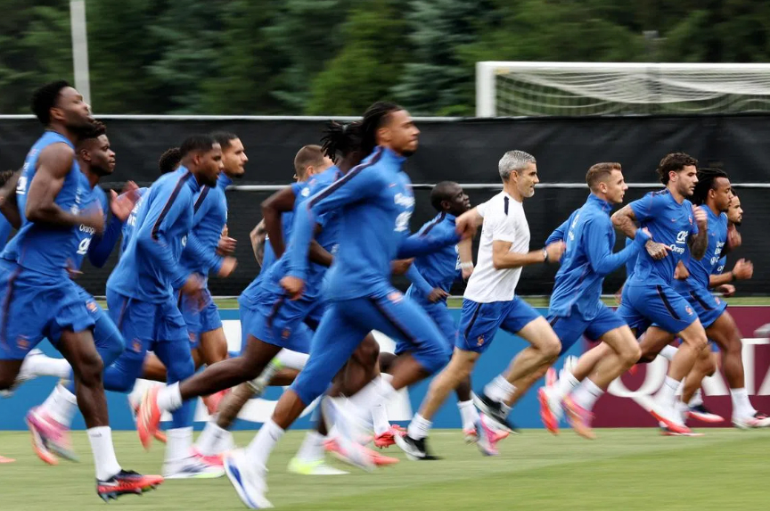 Cả thế giới đã hồi hộp từ bây giờ: Mbappe và đội Pháp xuất hiện trước giờ G trận tứ kết, lịch sử ở Qatar 4 năm trước có lặp lại? - Ảnh 3.