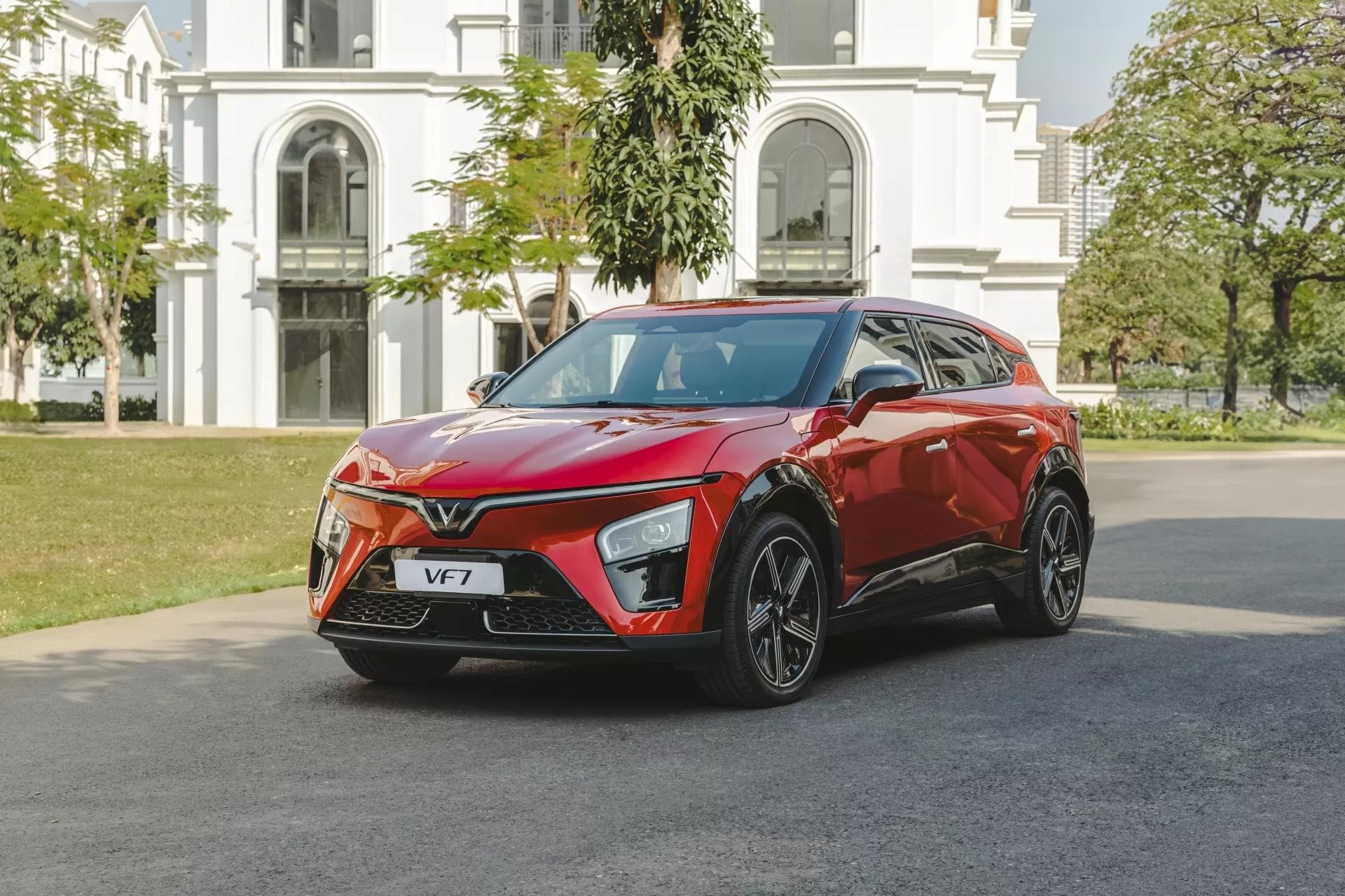 VinFast 'leo tháp' tại thị trường ô tô lớn thứ 3 thế giới: Vượt xa BYD, Tesla, Hyundai, lọt top 5 thương hiệu xe điện bán chạy nhất - Ảnh 1.