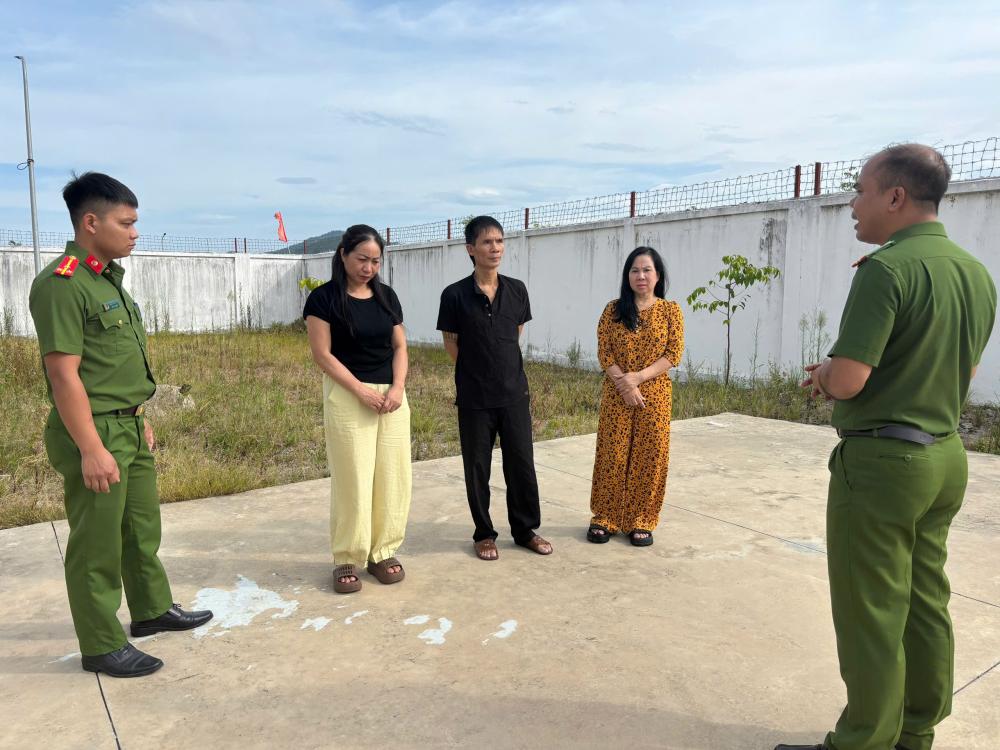 Nhiều tổ công tác công an đồng loạt vây ráp, khám xét, bắt Nguyễn Thị Thúy SN 1982 liên quan 82 tỷ đồng- Ảnh 1.