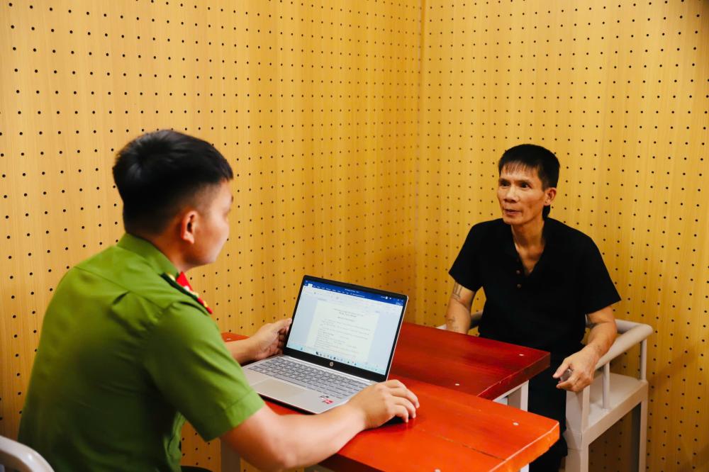 Nhiều tổ công tác công an đồng loạt vây ráp, khám xét, bắt Nguyễn Thị Thúy SN 1982 liên quan 82 tỷ đồng- Ảnh 2.