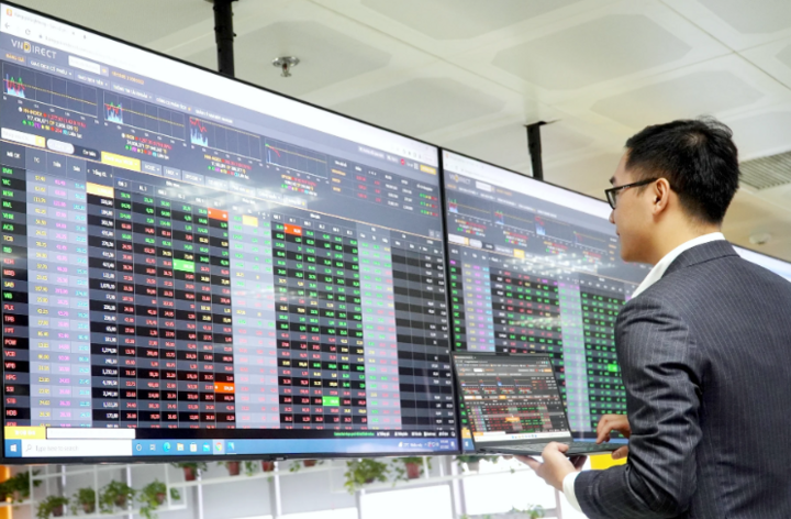 Giá cổ phiếu lao dốc, nhà đầu tư 'bắt đáy' cẩn trọng- Ảnh 2.