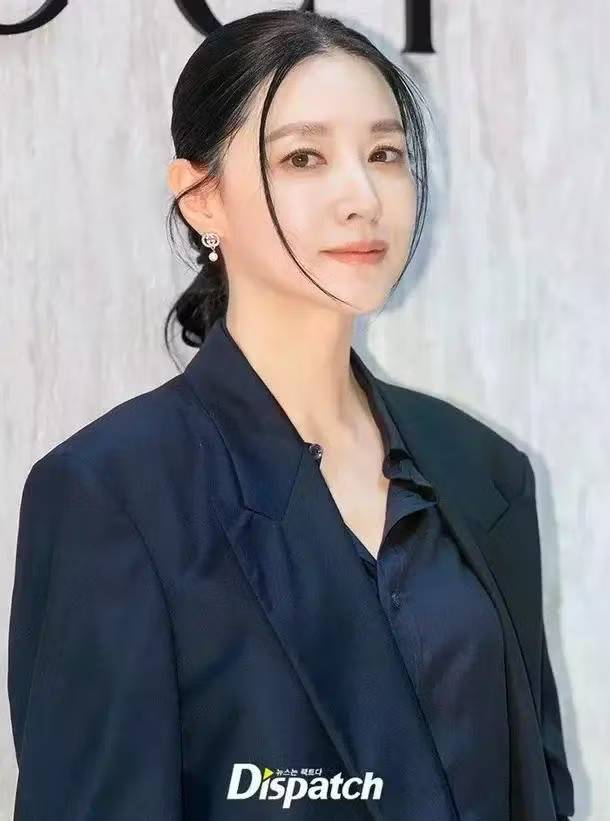 LeeYoung Ae tuổi 55 vẫn đẹp thần thái, da mọng collagen: Từ lâu đã kết thân 3 bài tập chống già từ bên trong- Ảnh 1.