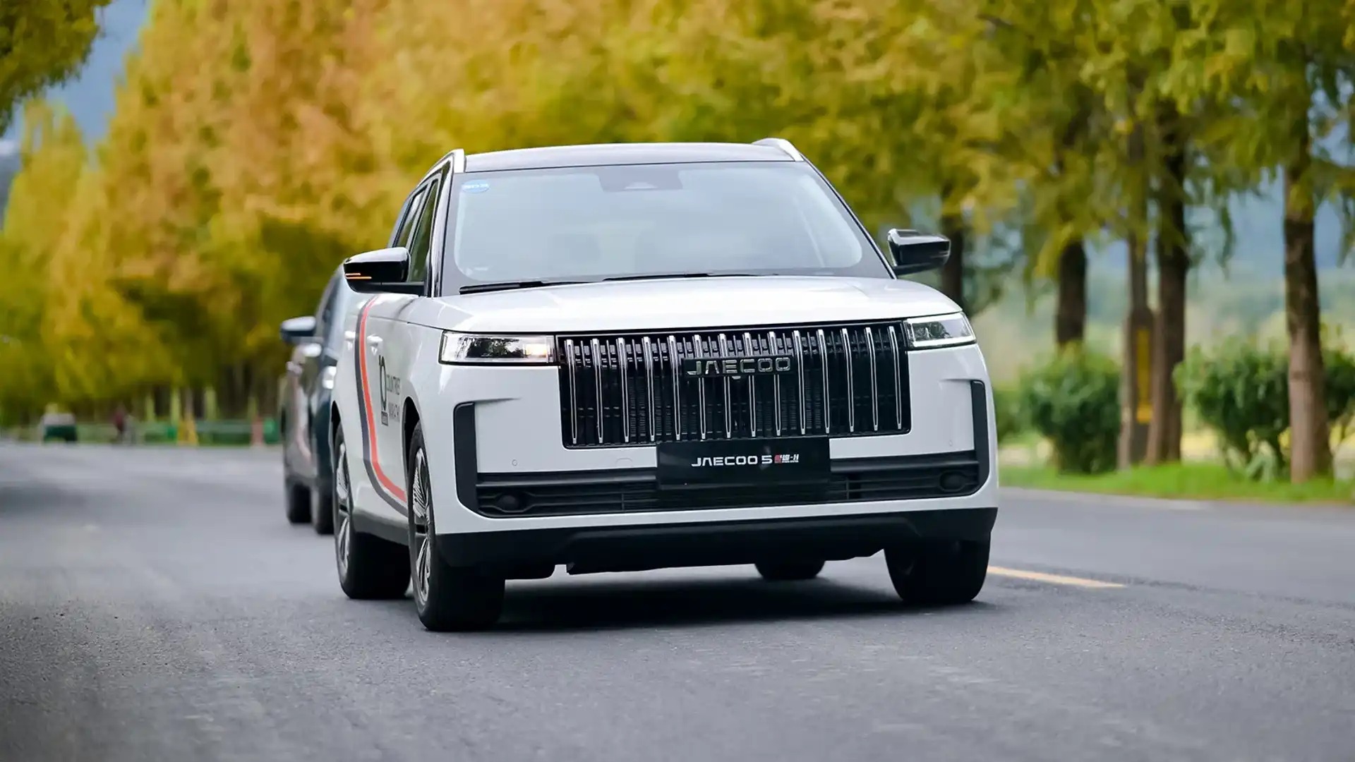 Ô tô điện, hybrid dồn dập ra mắt khách Việt - Ảnh 1.