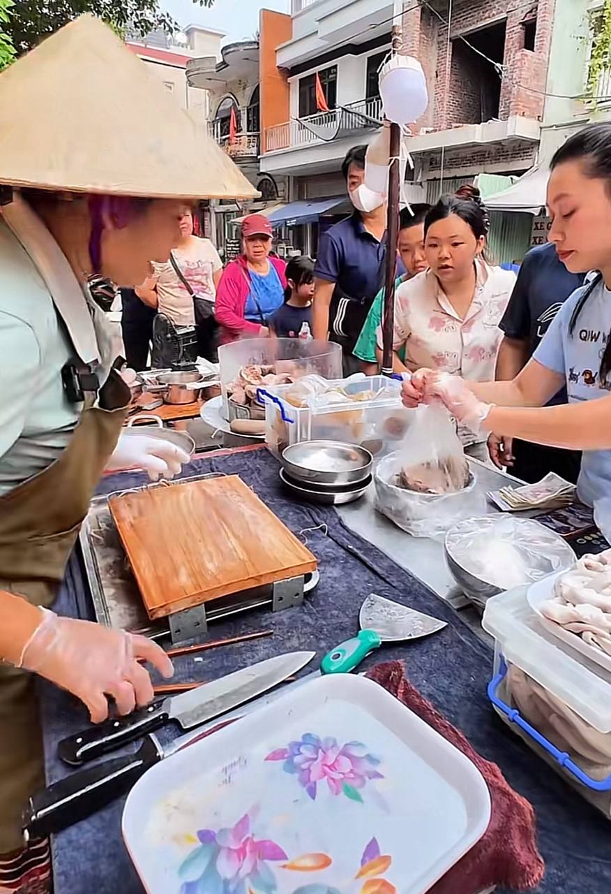 Hàng triệu người nghiện xem cô Thanh bán lòng ở Bắc Ninh: Ai mua 10.000 đồng cũng bán, thái không kịp phải xin khách tự làm- Ảnh 1.