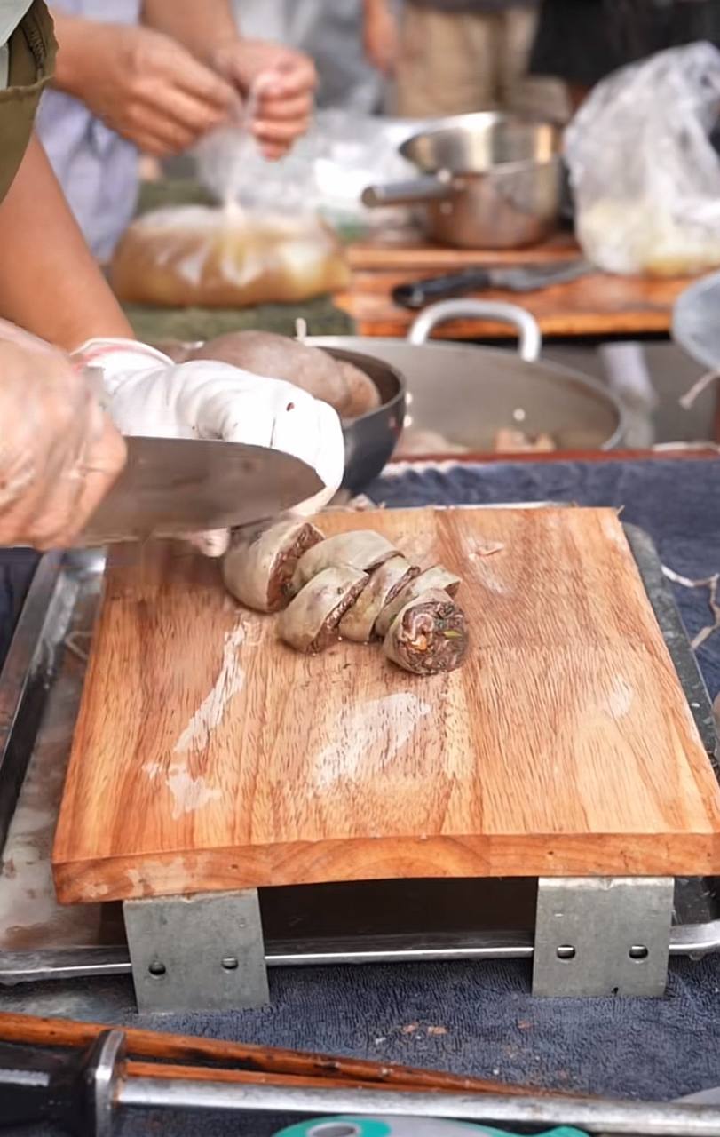 Hàng triệu người nghiện xem cô Thanh bán lòng ở Bắc Ninh: Ai mua 10.000 đồng cũng bán, thái không kịp phải xin khách tự làm- Ảnh 13.