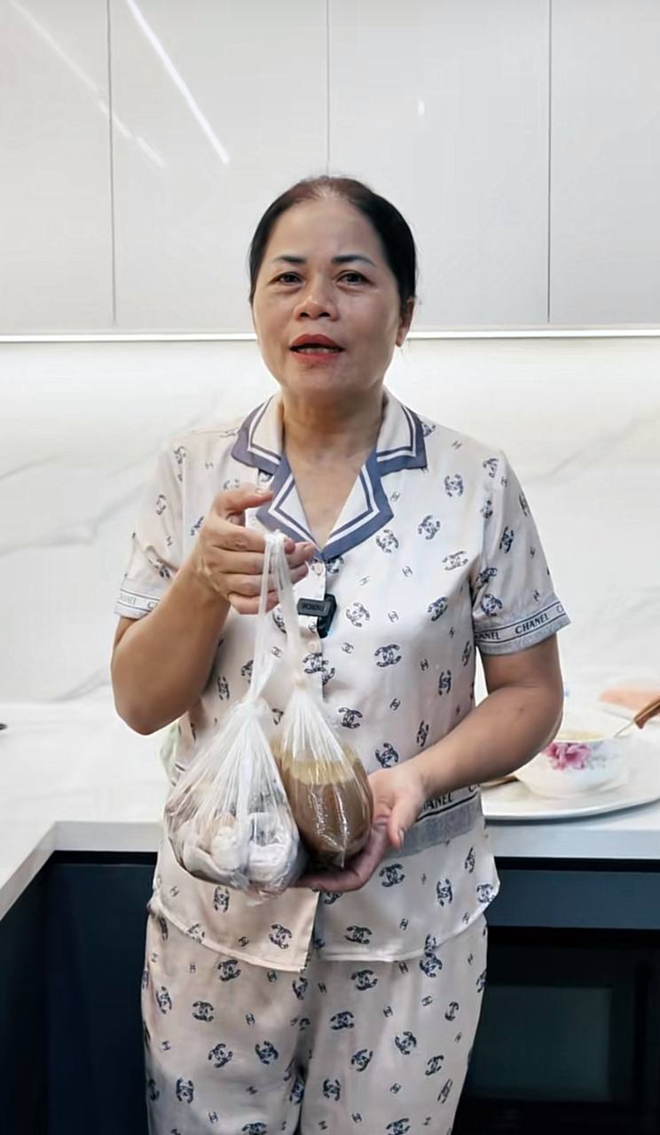 Hàng triệu người nghiện xem cô Thanh bán lòng ở Bắc Ninh: Ai mua 10.000 đồng cũng bán, thái không kịp phải xin khách tự làm- Ảnh 14.