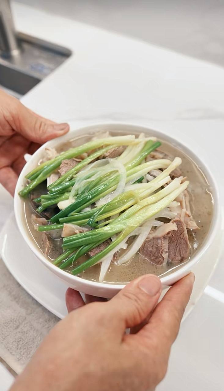Hàng triệu người nghiện xem cô Thanh bán lòng ở Bắc Ninh: Ai mua 10.000 đồng cũng bán, thái không kịp phải xin khách tự làm- Ảnh 17.